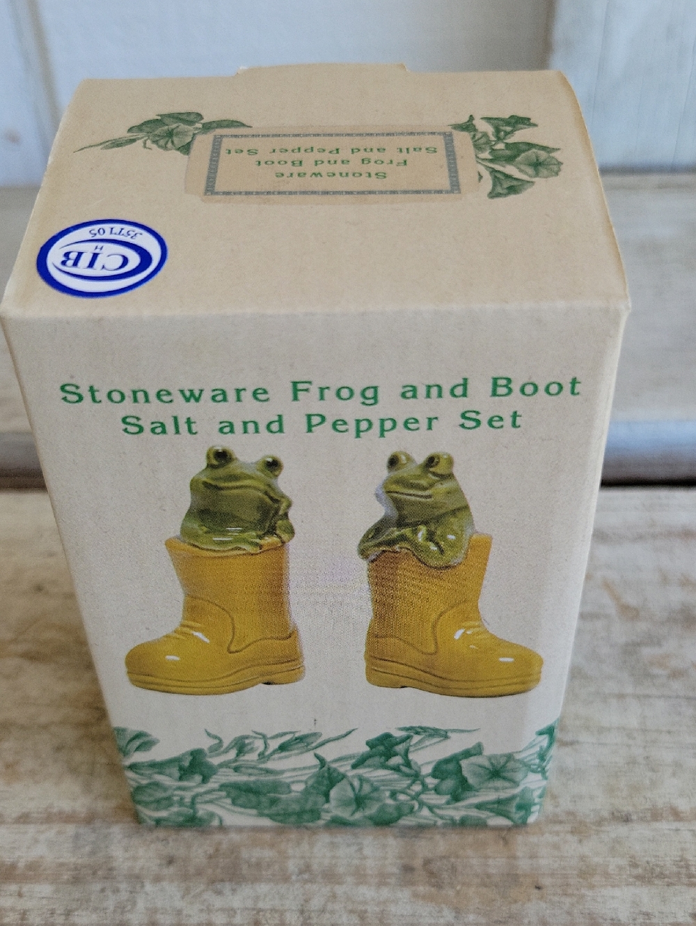 Cracker Barrel Green and Yellow Frog-in-Boot Salt & Pepper Set